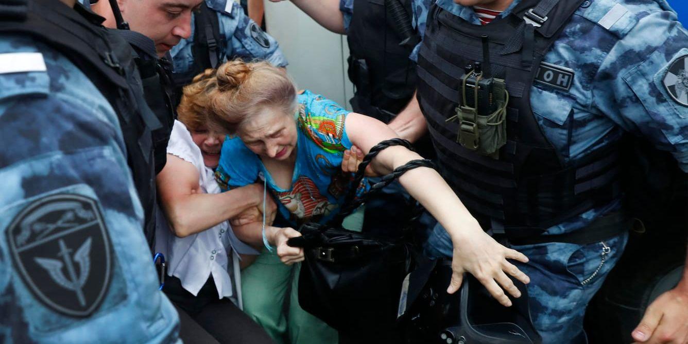 Polis griper en kvinna under protestmarschen i Moskva, där bland annat den ryske oppositionspolitikern Aleksej Navalnyj har gripits.