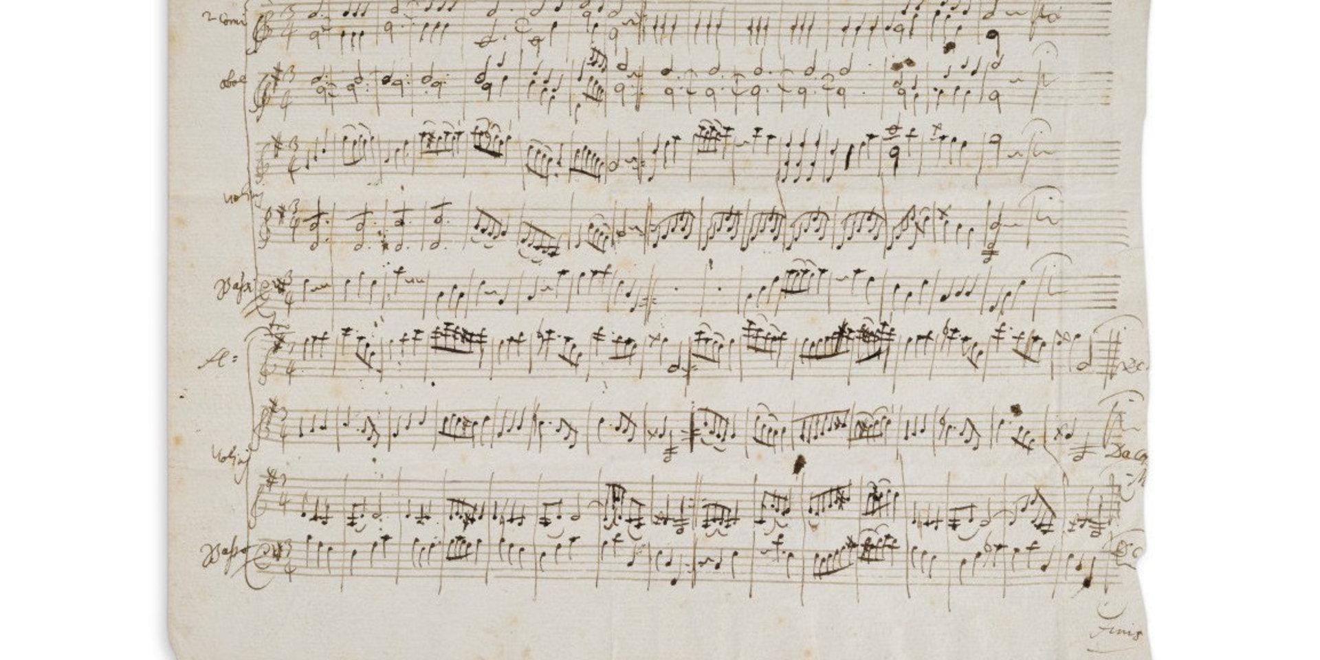 Noterna till två menuetter komponerade av Mozart kommer att säljas på auktion. Pressbild.