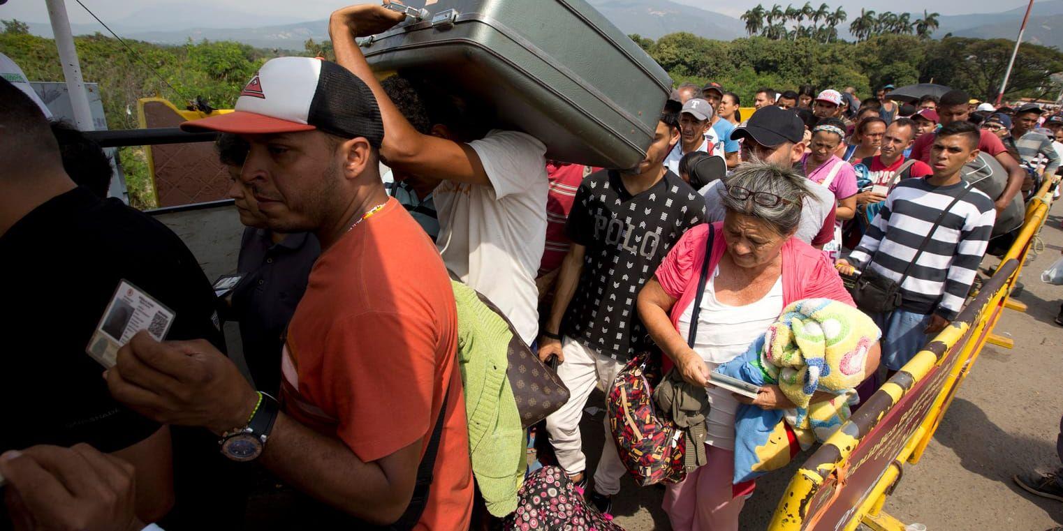 Venezuelaner köar vid en gränsövergång till Colombia. Runt 7 procent av landets befolkning bor utanför Venezuela och 1,6 miljoner har flytt de senaste 2,5 åren, enligt siffror från UNHCR.