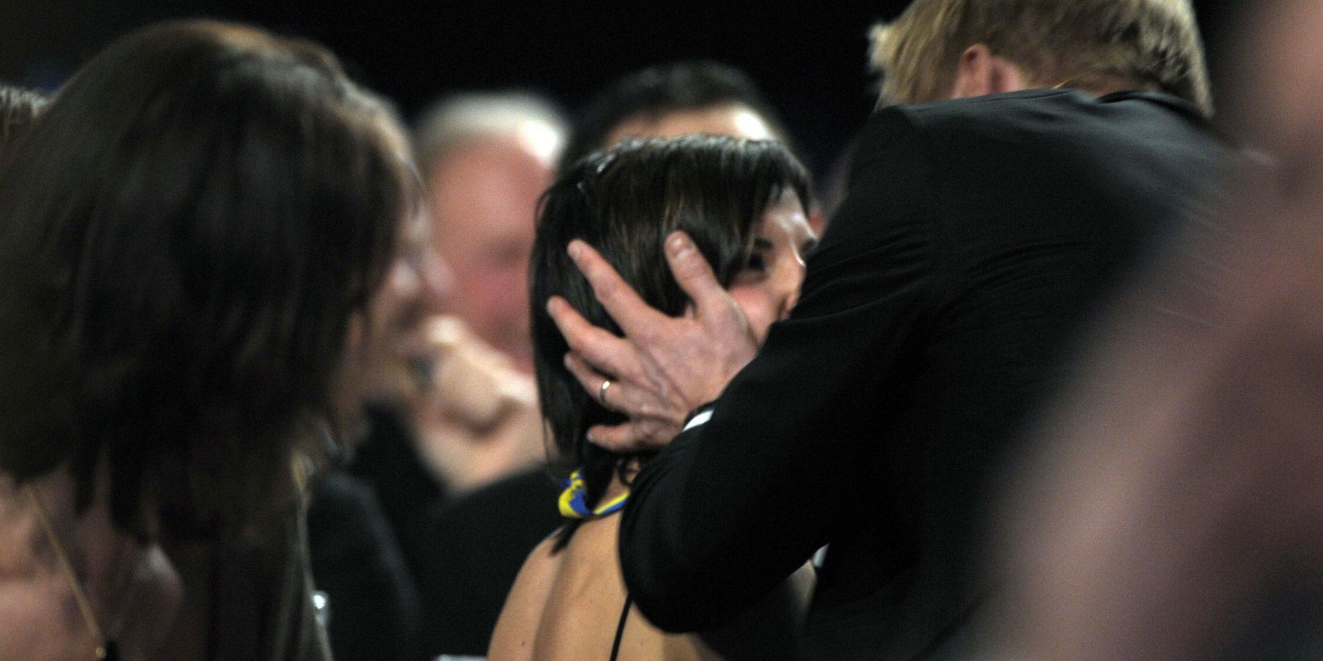 Programledaren Peter Settman kysser Charlotte Kalla på Idrottsgalan 2008.