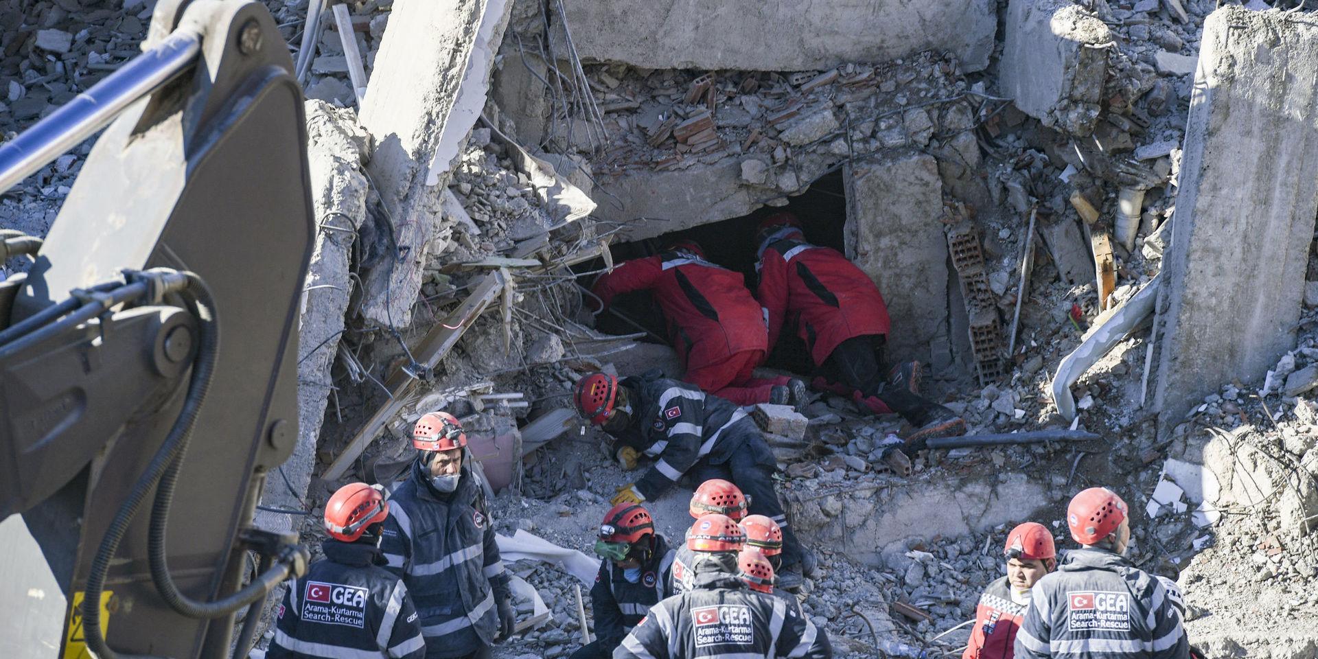 Räddningsarbetare fortsätter att leta efter överlevande i Elazig i östra Turkiet efter jordbävningen i fredags kväll.