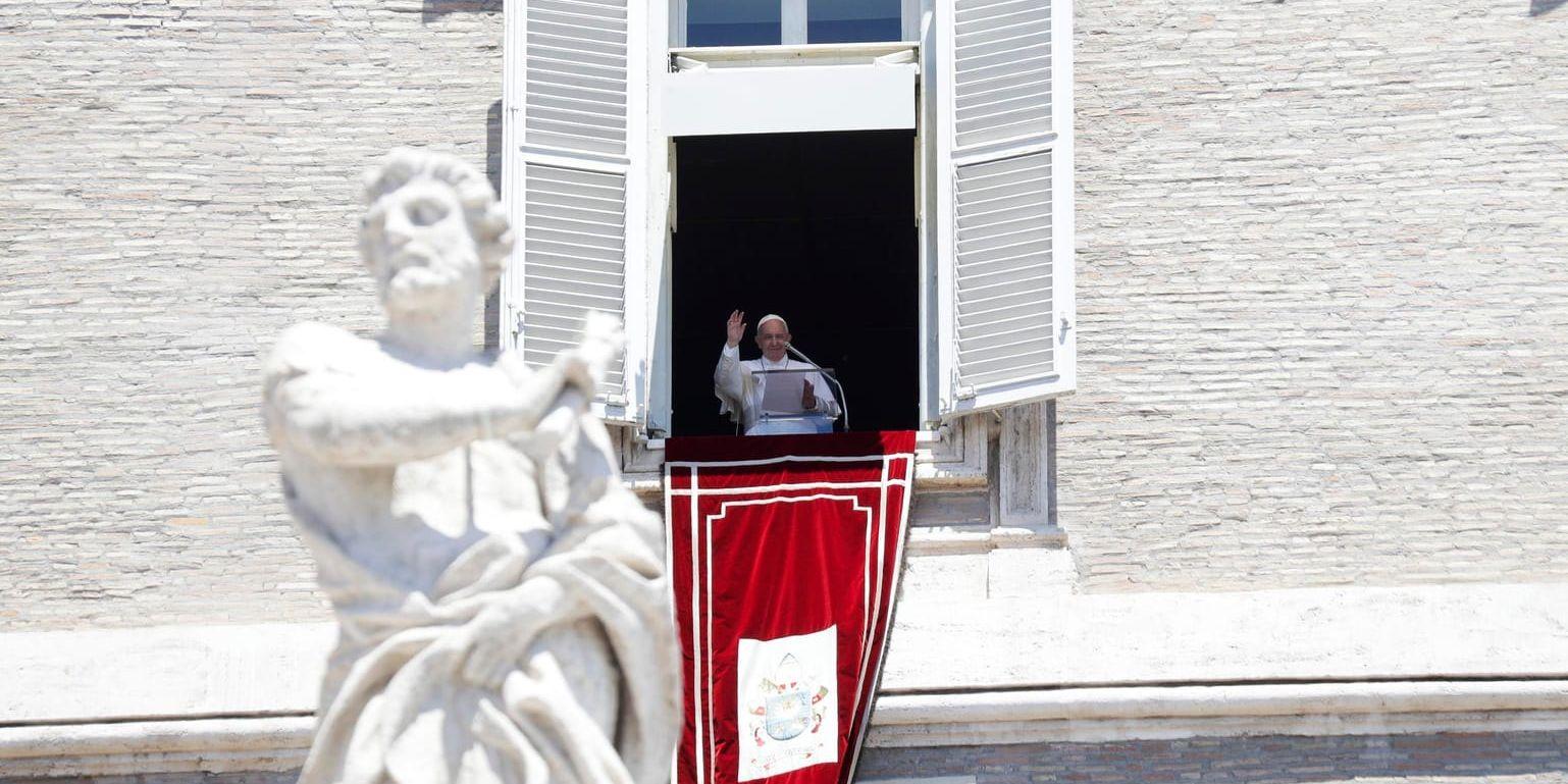 Påve Franciskus hyllade mötet mellan USA:s president Donald Trump och Nordkoreas diktator Kim Jong-Un inför tusentals åhörare på Petersplatsen i Vatikanen på söndagen.