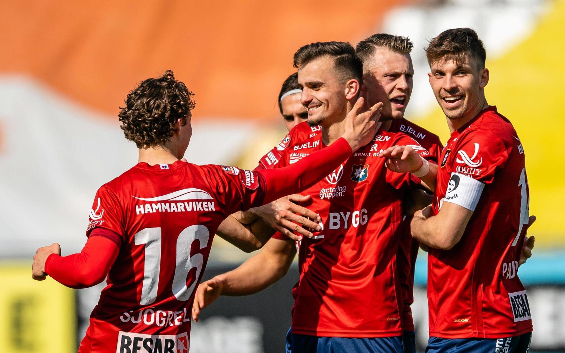 Örgrytes Ajdin Zeljkovic jublar efter 2-2 under fotbollsmatchen i Superettan mellan Falkenberg och Örgryte den 8 maj 2021 i Falkenberg.