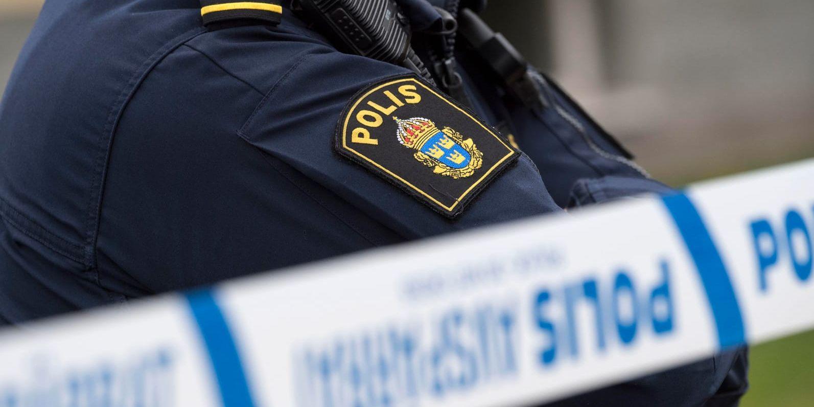 En man har knivskurits i armen i centrala Göteborg, polisen söker nu två misstänka gärningsmän. Arkivbild.