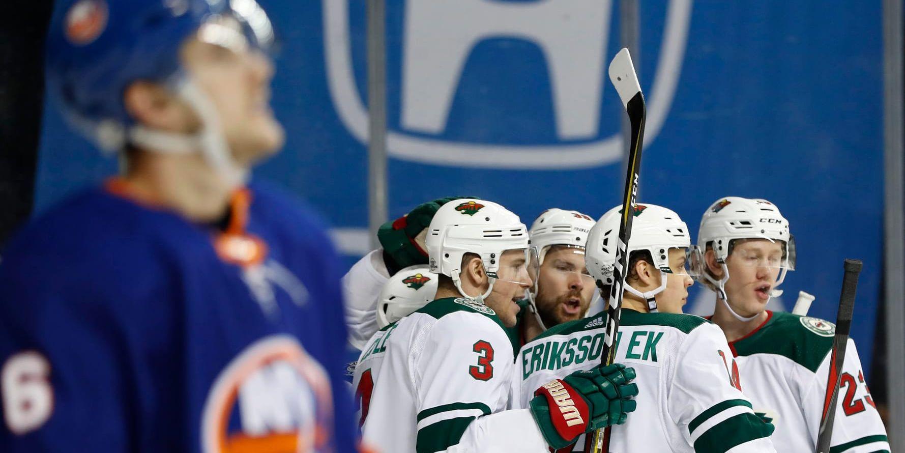 Minnesotas Joel Eriksson Ek hyllas för sitt mål i matchen mot New York Islanders.