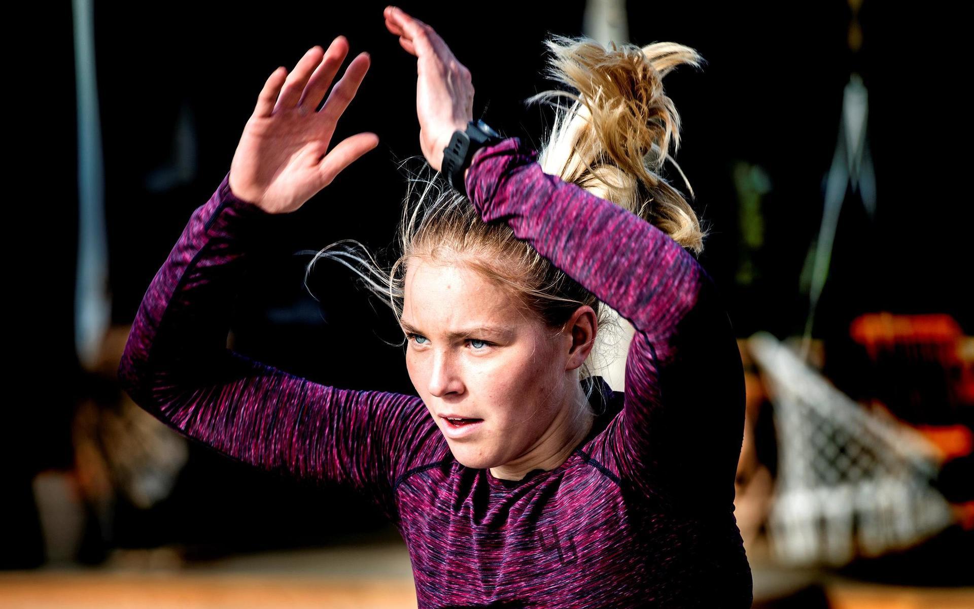 Evelina Vikingsson från bandyklubben Sunvära SK tycker mest om löpning, men varierar gärna träningen.
