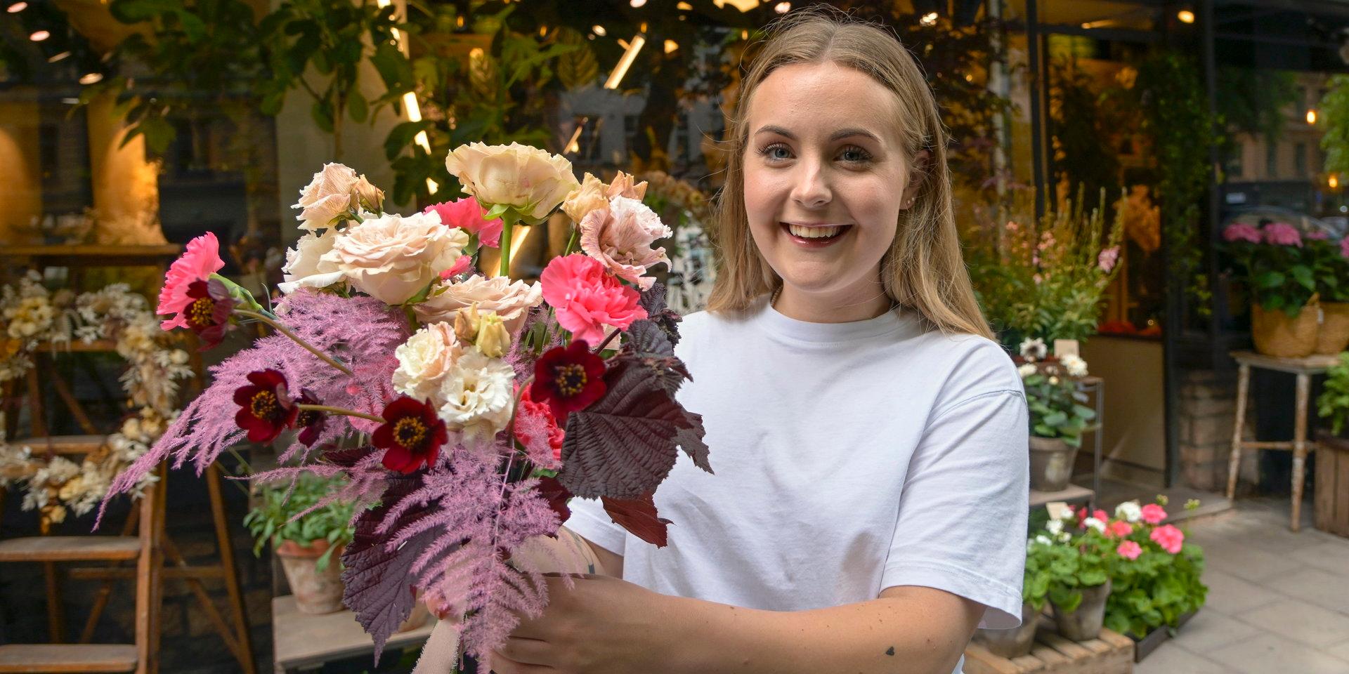 ”Ju tidigare desto bättre” – floristen Sarah Angelsiöö rekommenderar brudpar att börja planera för blomsterarrangemang två-tre månader före bröllopet för att vara säker på att få den florist man vill ha.