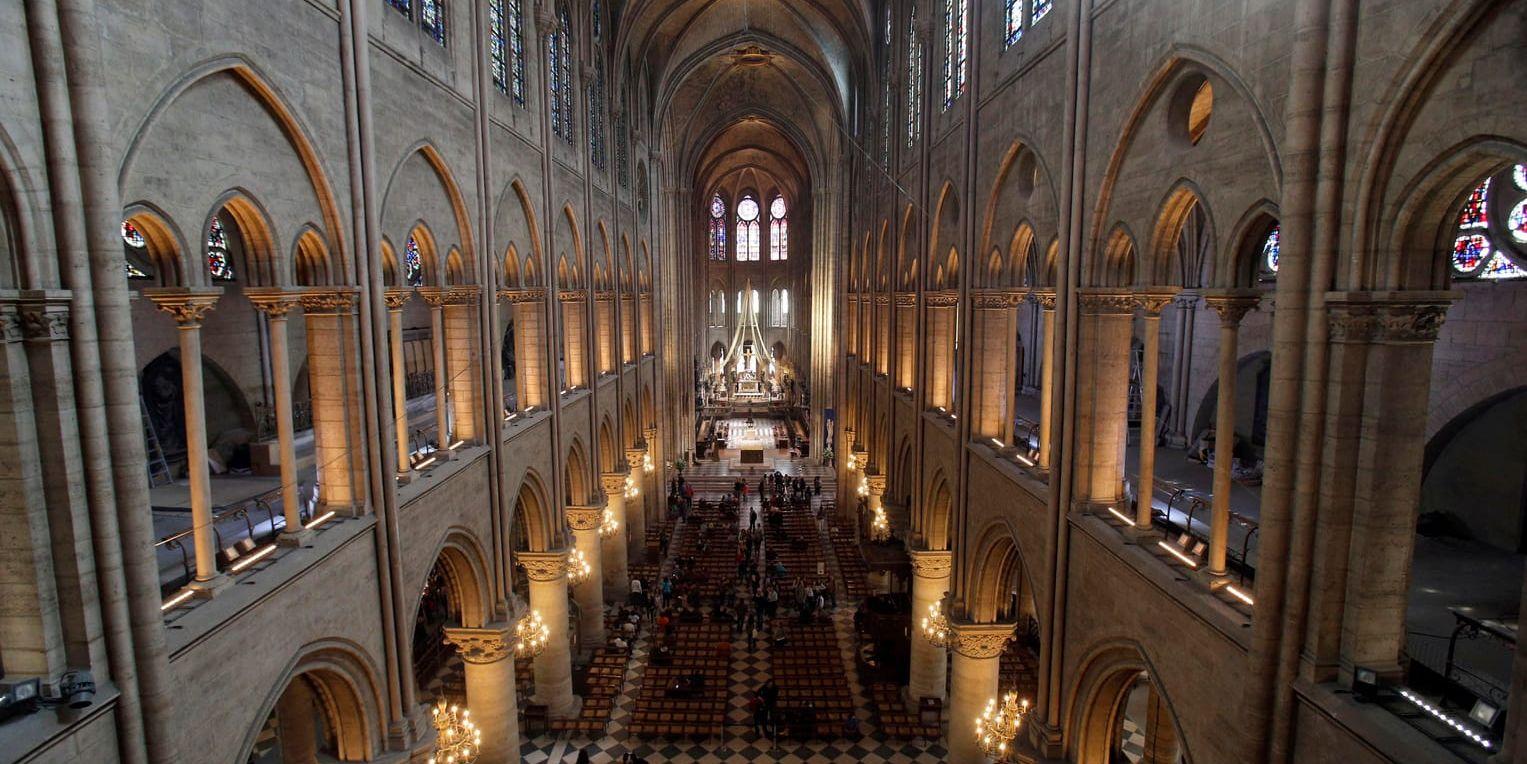 Interiören i katedralen Notre-Dame. Arkivbild.