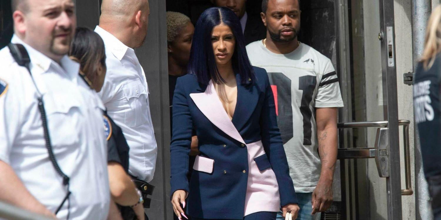 Rapparen Cardi B lämnar domstolen i New York-stadsdelen Queens efter att ha förklarat sig oskyldig till försök till misshandel.