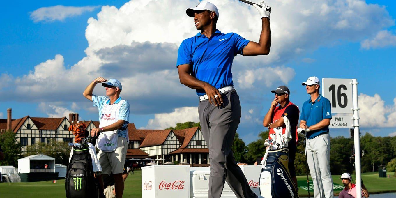 Tiger Woods leder finaltävlingen i Atlanta.