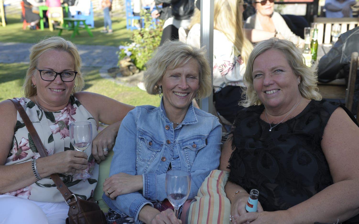 Mariann Jönsson, Susanne Hallberg och Christina Uddén såg fram mot schlagerkvällen.