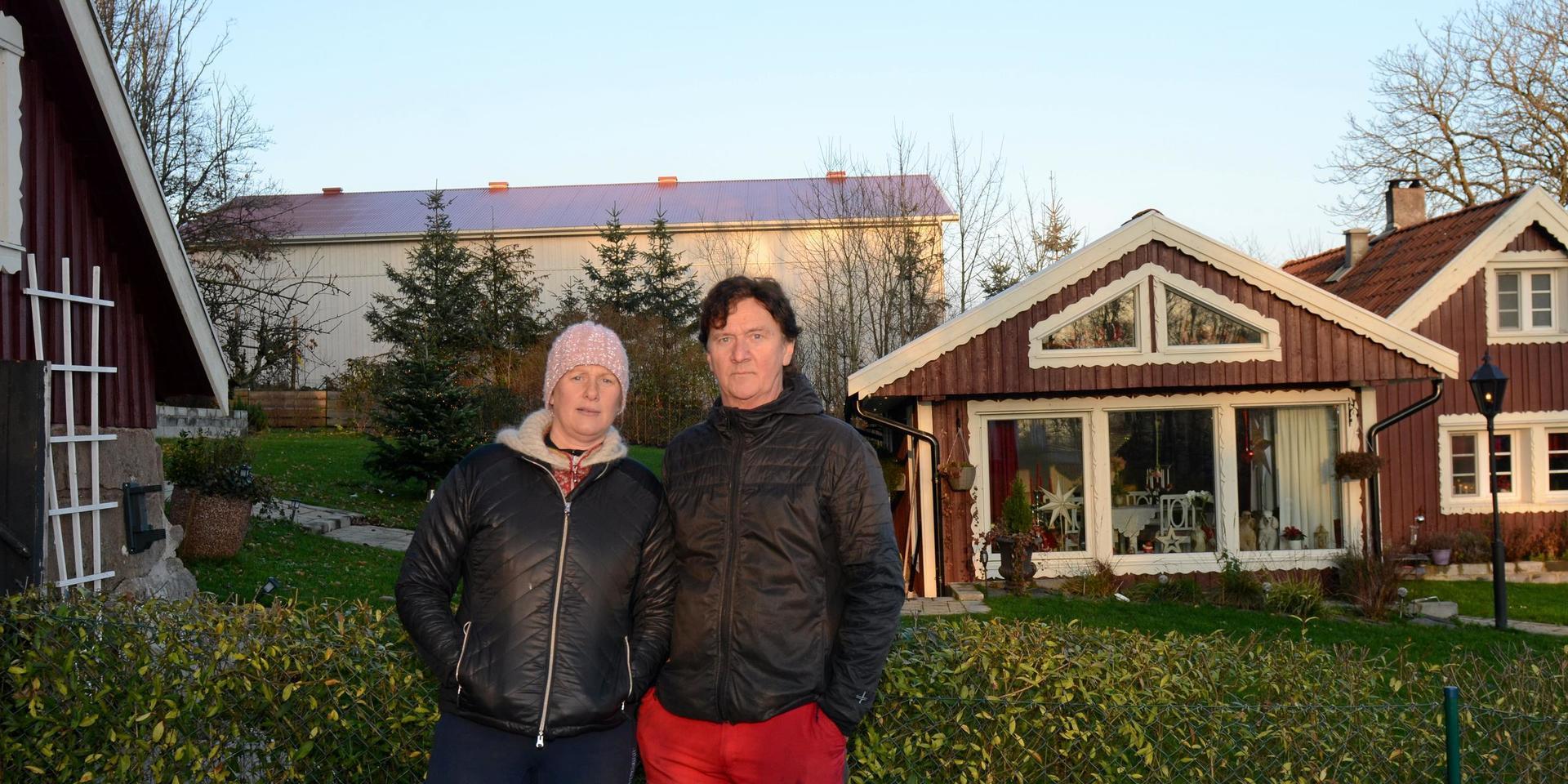 Malin och Håkan Runevad i Hermanstorp hade inte väntat sig en byggnad av den storleken som i bakgrunden när en granne frågade om de kunde bygga ett litet garage.