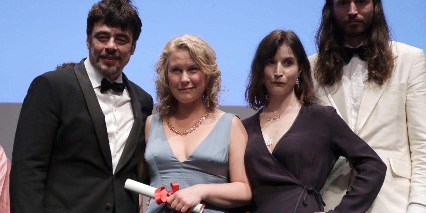 Eva Melander och producent Nina Bisgaard tar emot priset "Un certain regard" från juryordföranden Benicio Del Toro.