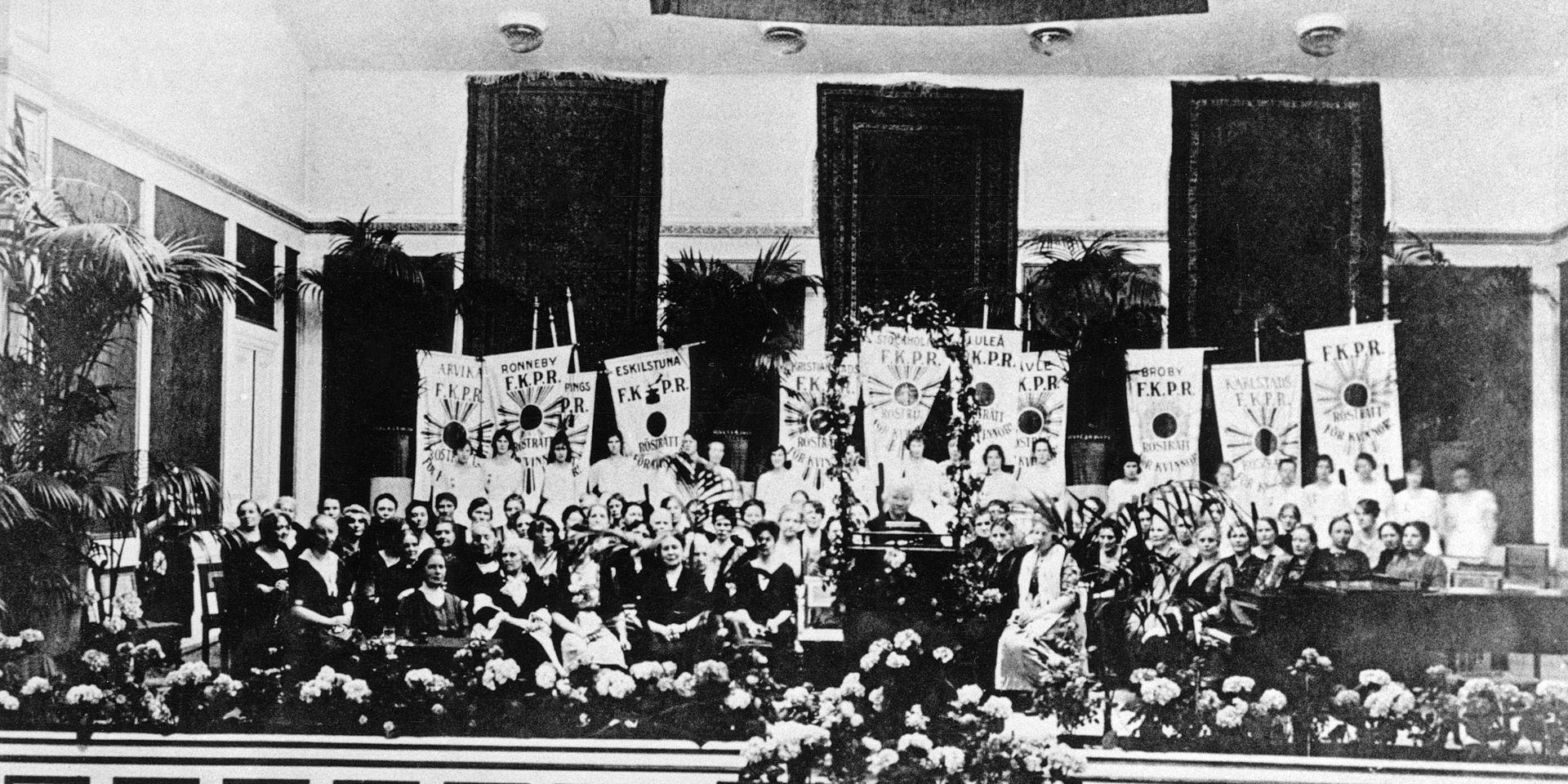 Landsföreningen för kvinnans politiska rösträtt (LKPR) på sitt segermöte. Bilden är från 1921 som var det val då lika och allmän rösträtt för kvinnor första gången tillämpades.