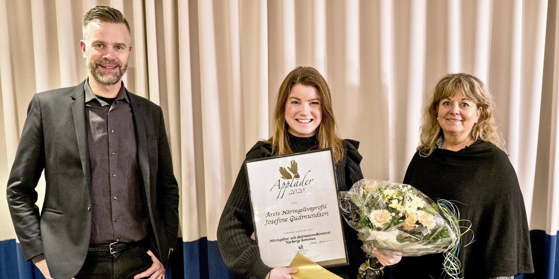 Josefine Gudmundson tog emot priset  Årets Näringslivsprofil av näringslivsutvecklaren Åsa Åkesson och näringslivsdirektören Martin Andersson på NOD 19 februari. Nu lämnar hon Varberg för Göteborg.