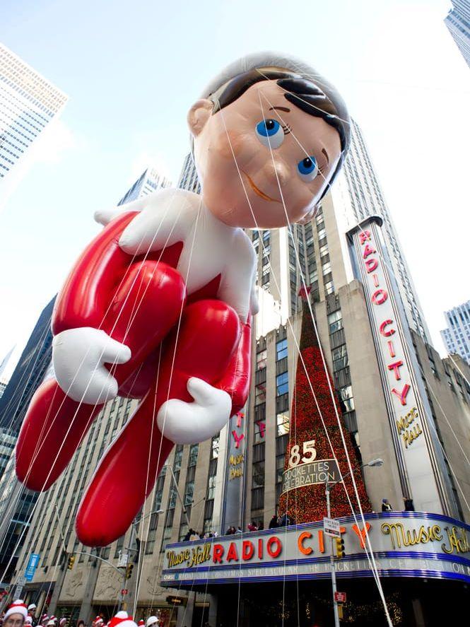 En jättelik ”Elf on the Shelf”-ballong var ett stående inslag på varuhuset Macys Thanksgiving-parad i New York under åren 2012-2019. 
