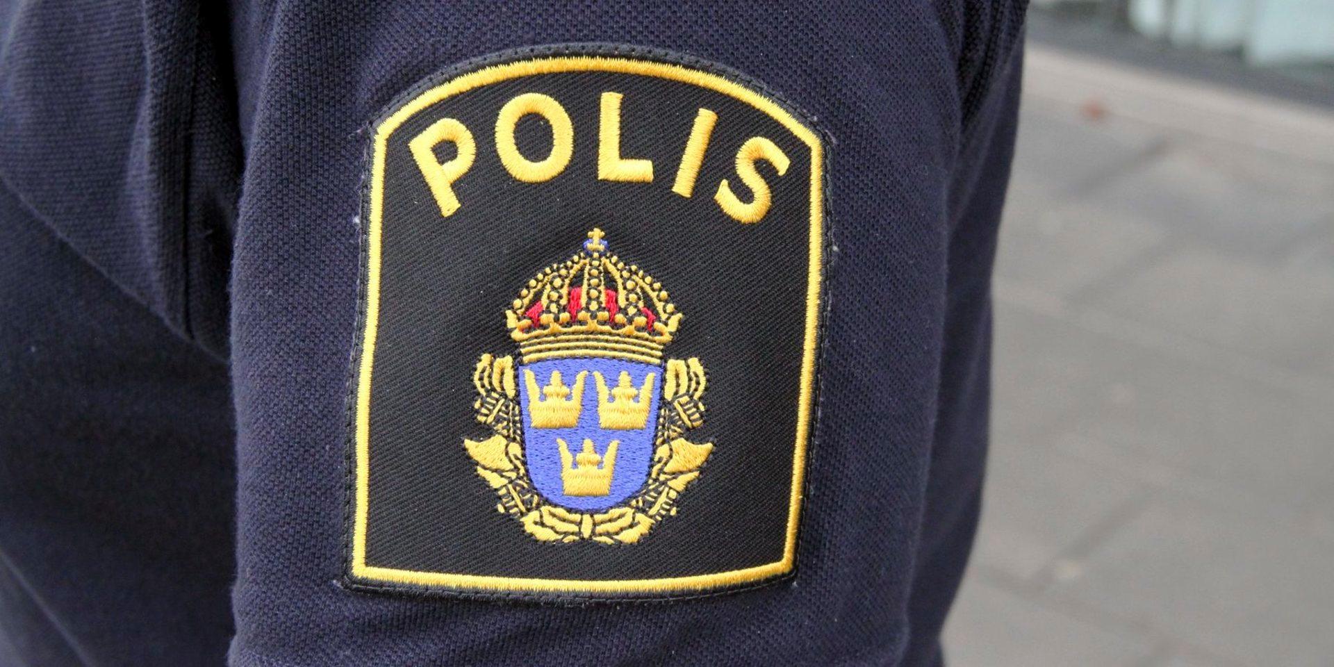 En polisman bosatt i Kungsbacka kommun misstänks för att ha förmått en person att ta sig in på ett skyddsobjekt.
