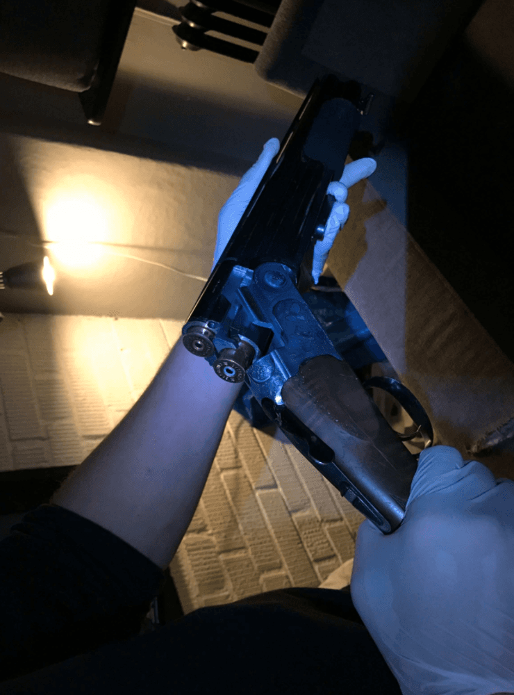 I bostaden där de två misstänkta männen befann sig hittade polisen ett avsågat hagelgevär bakom en soffa.