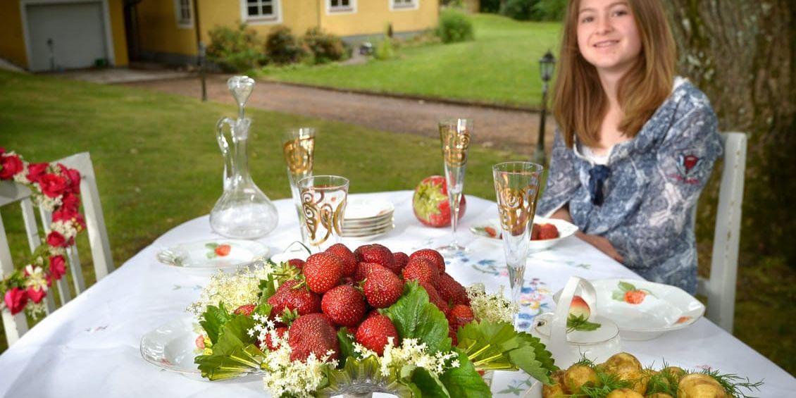 Ett prunkande midsommarbord. Julia Andersson är dotter till Rebecka och Pelle Andersson i Morup, som tillsammans driver Munkagårds Egendom. Än i dag odlas det samma grödor på gården som på 70-talet: jordgubbar, potatis och spannmål.