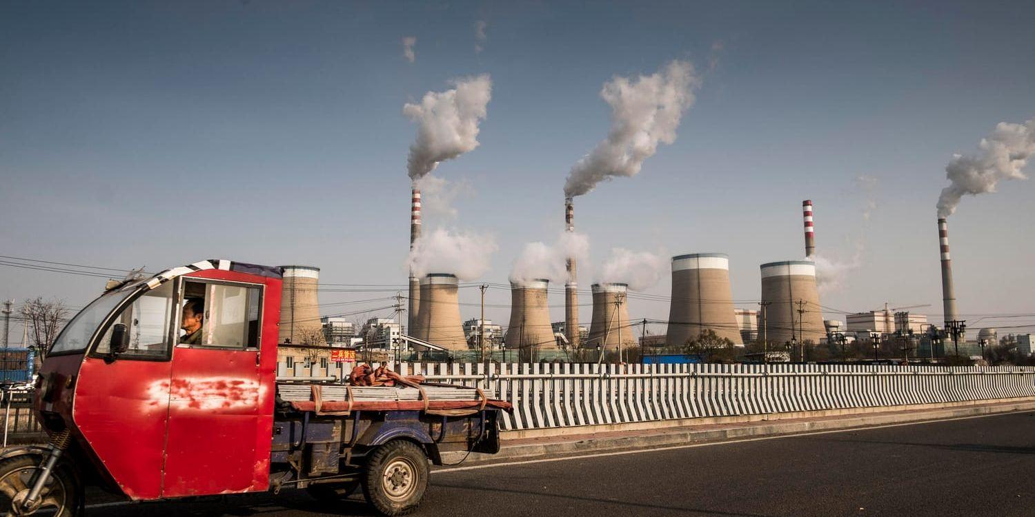 Ett kolkraftverk i Datong norr om Peking. Många svenskar anser att Sverige bör investera i alla länder med behov av klimatåtgärder, visar en ny undersökning.