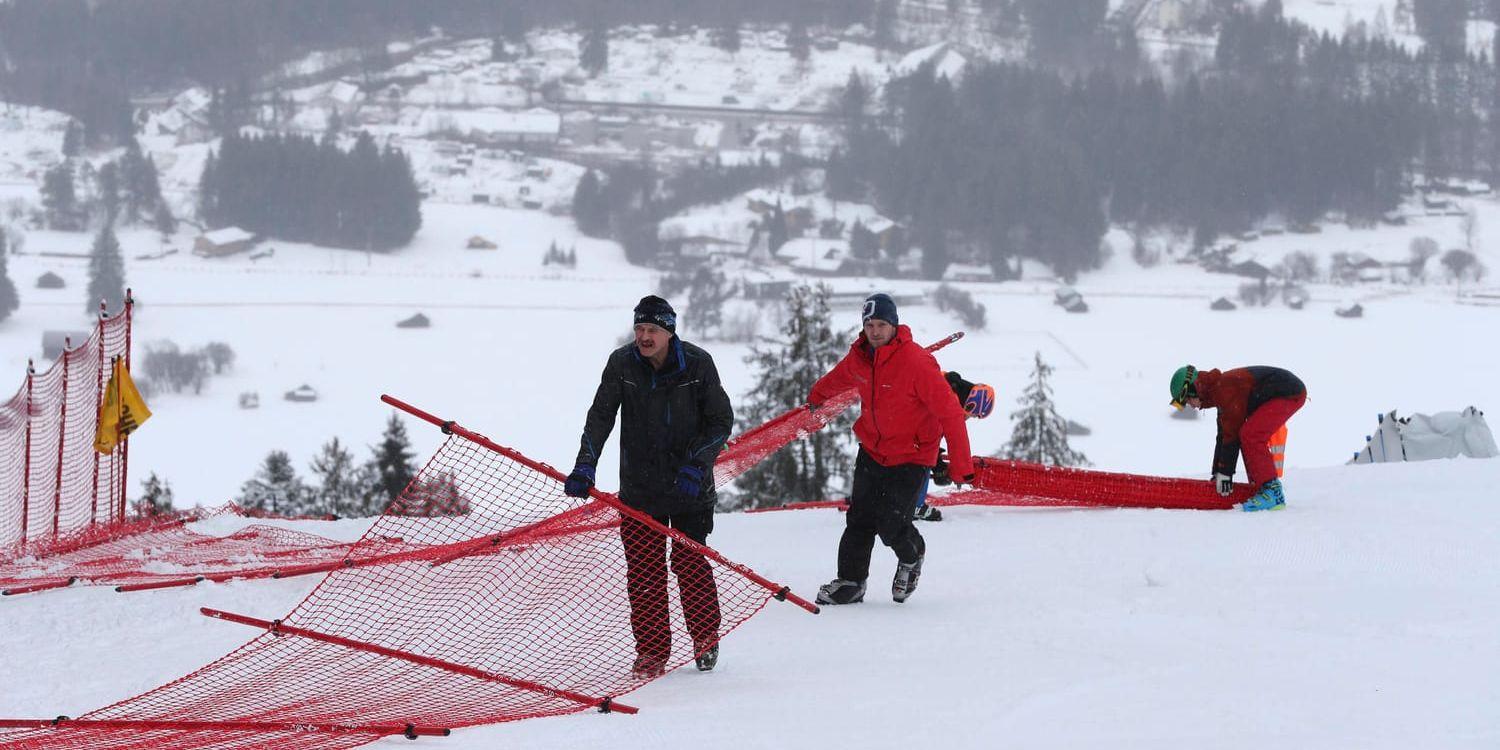 Snöfallet stoppar även storslalomtävlingen i Garmisch-Partenkirchen.