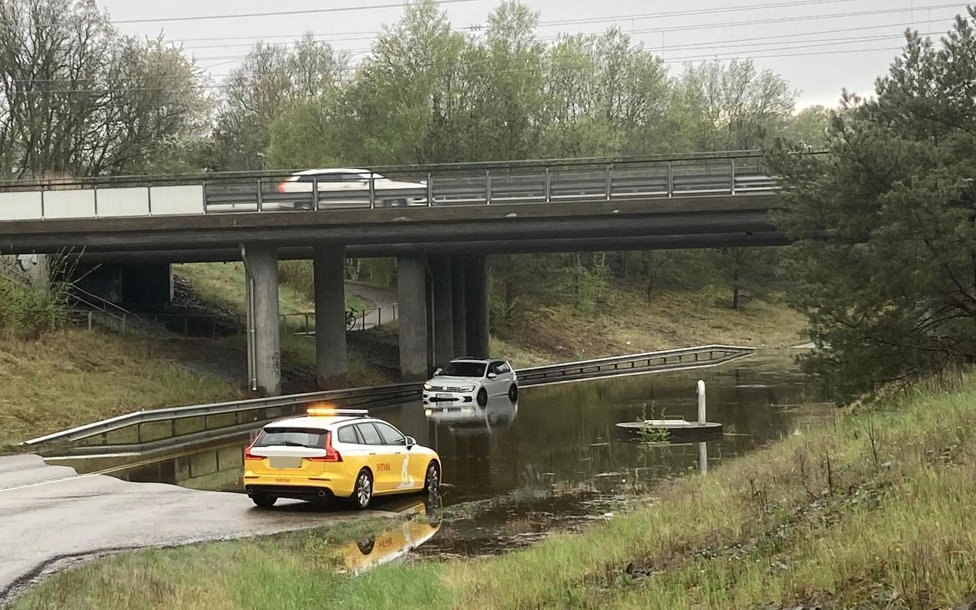 Vid järnvägsviadukten på väg 845 mellan Stämmet och Lillebacka skapade stora mängder vatten problem i trafiken på lördagen. Mer regn väntas under söndagen.
