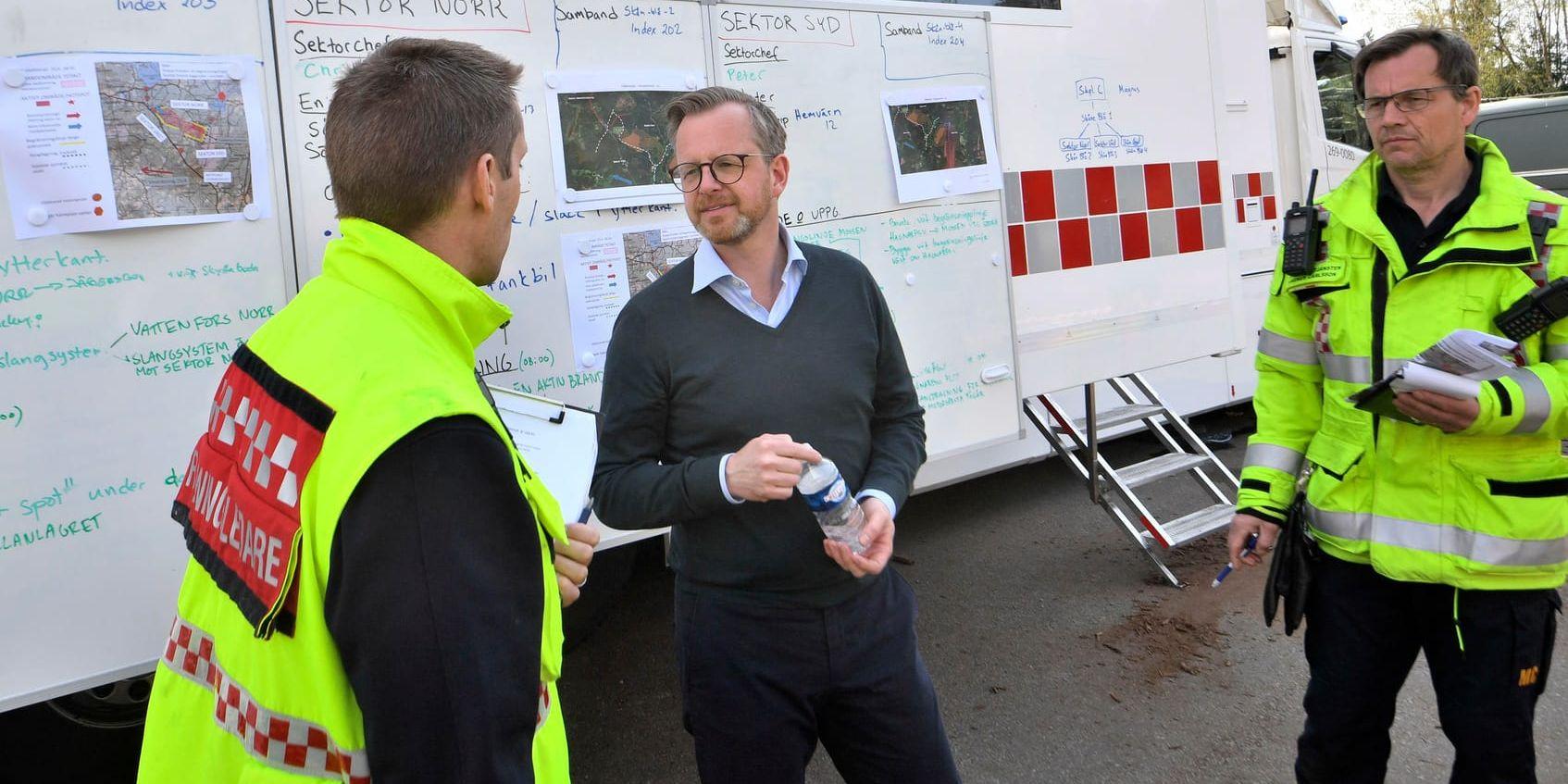 Inrikesminister Mikael Damberg (S) besöker ledningsplatsen för styrkorna som bekämpar skogsbranden utan för Hästveda.