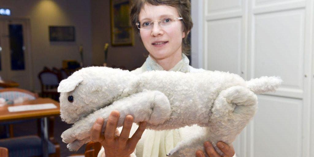 Hoppas på friska lamm. Fårbonden Mia Hedberg har fått lära sig att hjälpa till när lamm ska födas och haft många lamningar där fostren varit missbildade sedan de drabbats av virussjukdomen Schmallenberg.