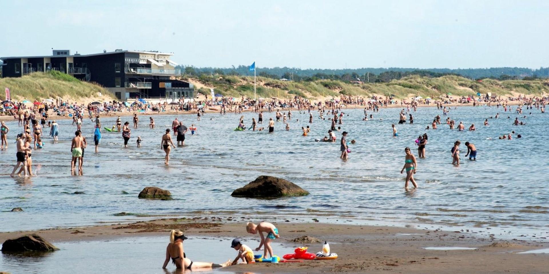 Skrea strand i Falkenberg är minst sagt ett populärt besöksmål under värmeböljan.