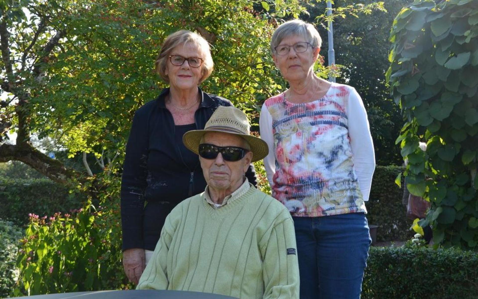 Rune Carlsson bor idag på Gråsabol och har kommit till Solhaga med vännerna Inger Sjunnesson Davidsson och Ann-Britt Bengtsson.