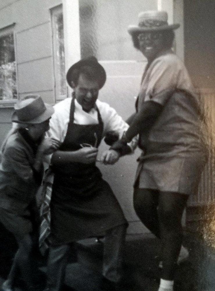 Kocken Willy Winter (i mitten) tillsammans med Britt-Marie Bengtsson (till vänster) och en sommarjobbande tjej, Michelle, från USA. Troligen från 1968.