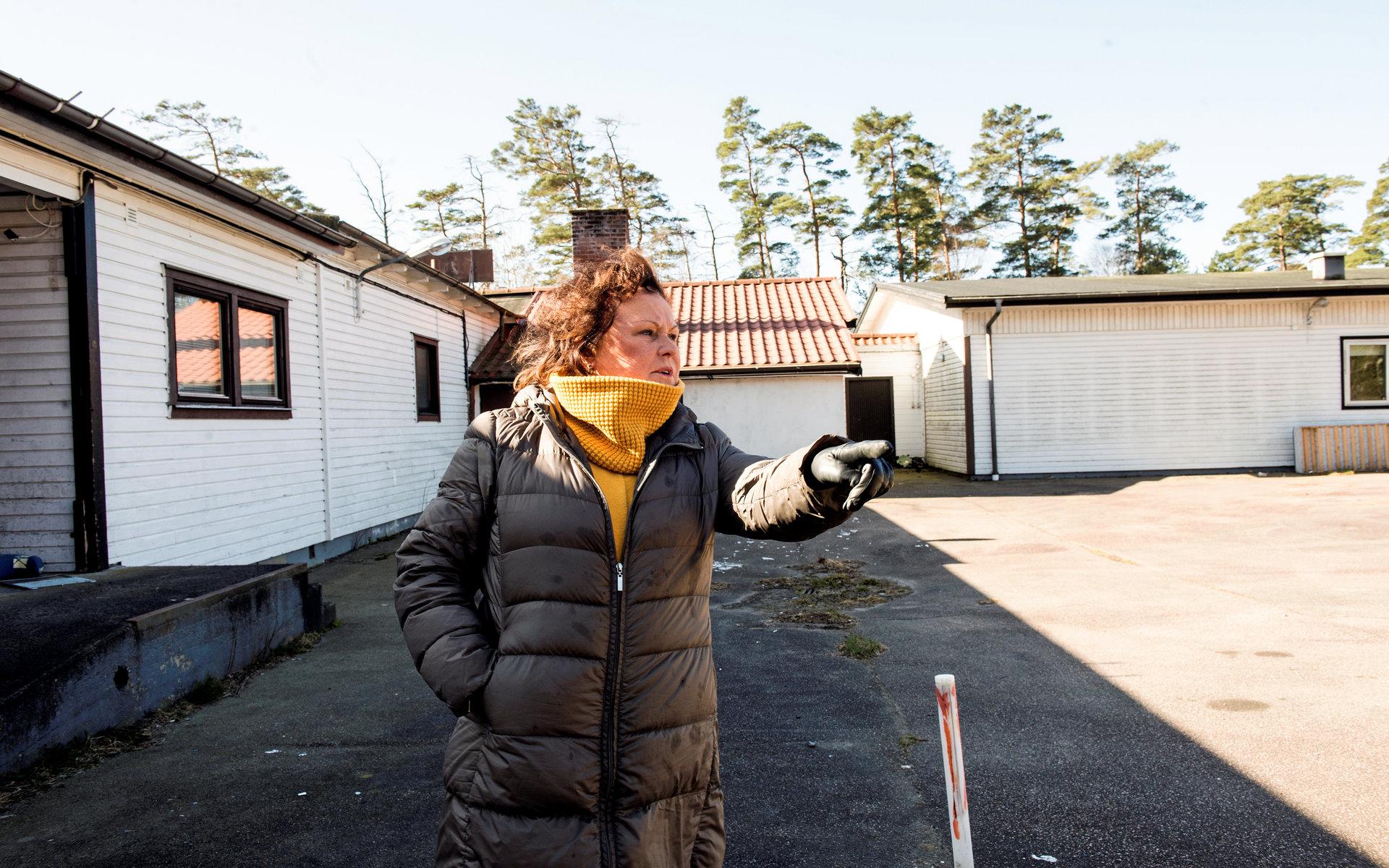 Birgitta Larsson har många minnen från sin uppväxt på Skrea motell. Bakom henne låg de första rummen som chaufförer kunde vila ut i.