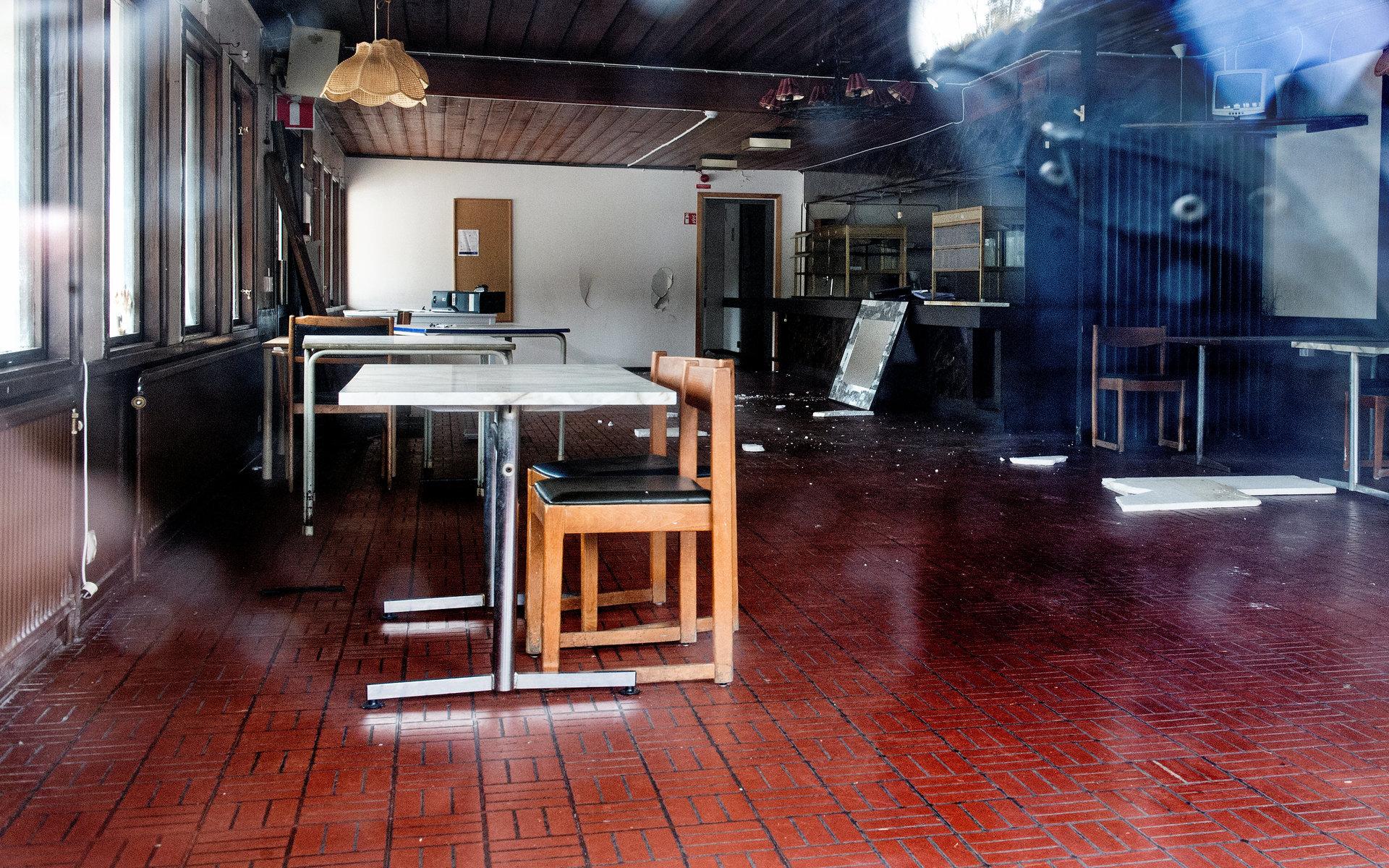 Bord och stolar står kvar i den gamla matsalen.