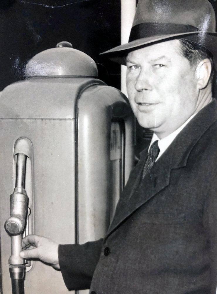 Sigurd Andersson i samband med invigningen av Skrea motell 1952.