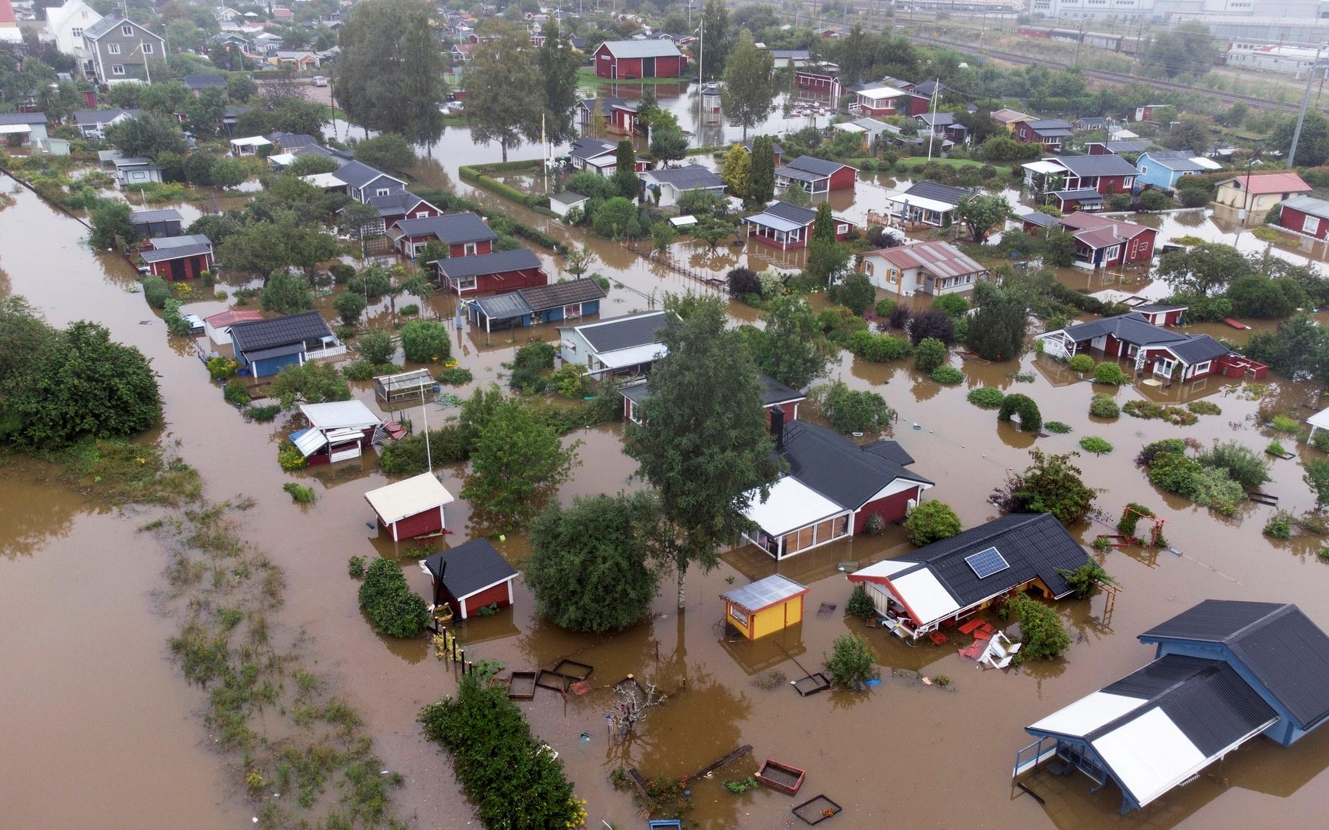 Översvämning vid ett bostadsområde vid Södra Kungsvägen i Gävle. Flera vägar och viadukter står under vatten efter kraftiga skyfall och det är stora störningar i tågtrafiken i Gävle och Dalarna.