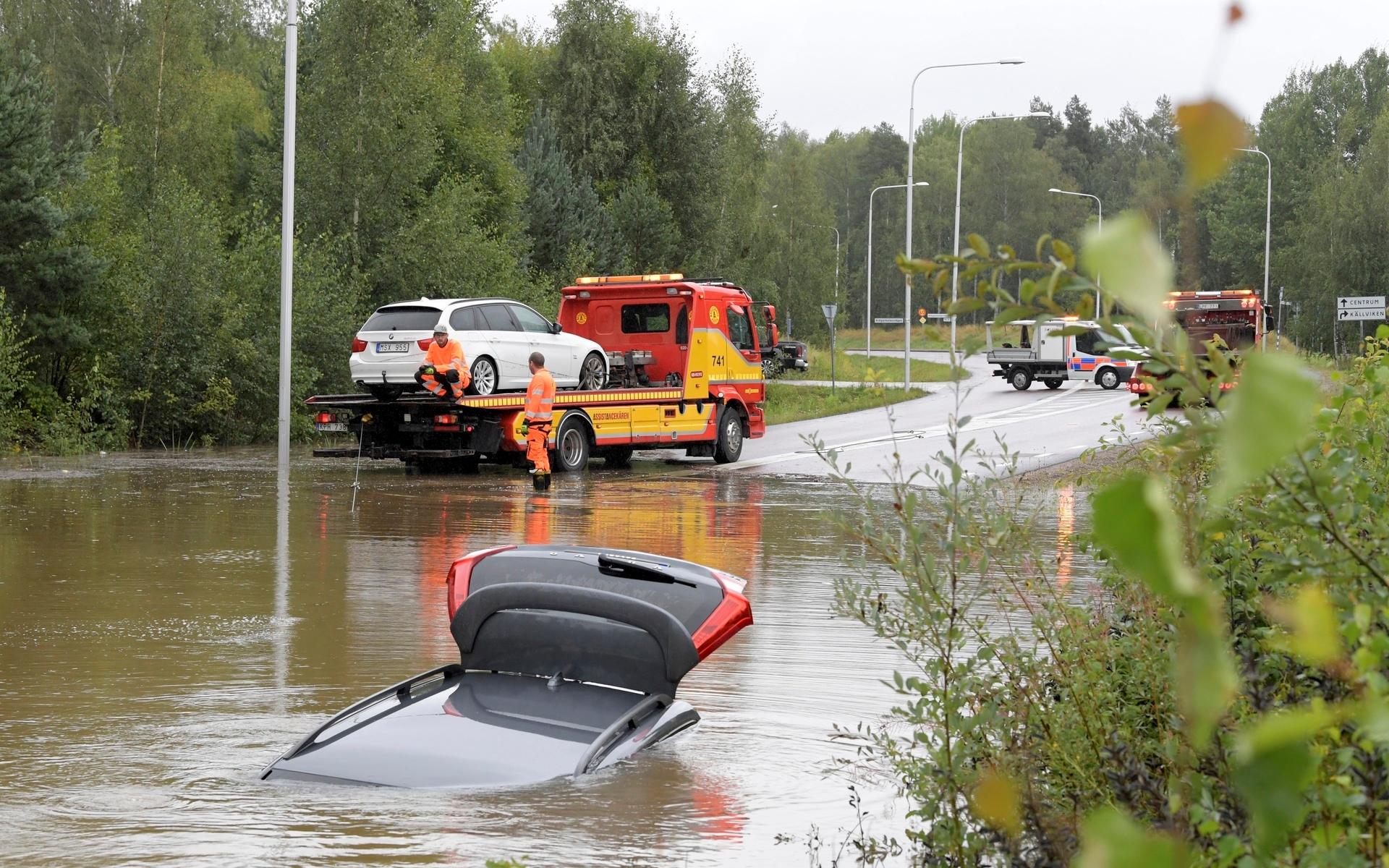 En bil i vattenmassorna på Källviksvägen i Falun. Flera vägar och viadukter står under vatten efter kraftiga skyfall och det är stora störningar i tågtrafiken i Gävle och Dalarna.