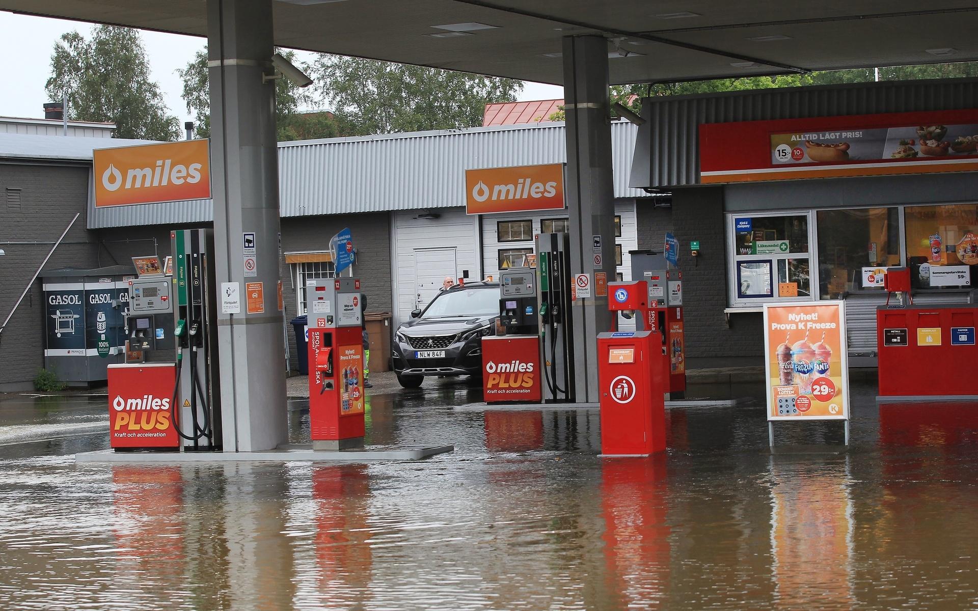 En översvämmad bensinstation på söder i Gävle efter intensivt regnande.