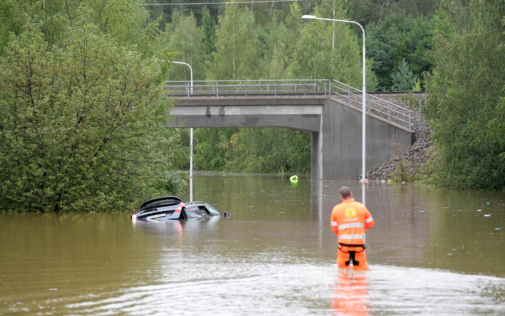 Flera vägar och viadukter står under vatten efter kraftiga skyfall och det är stora störningar i tågtrafiken i Gävle och Dalarna.