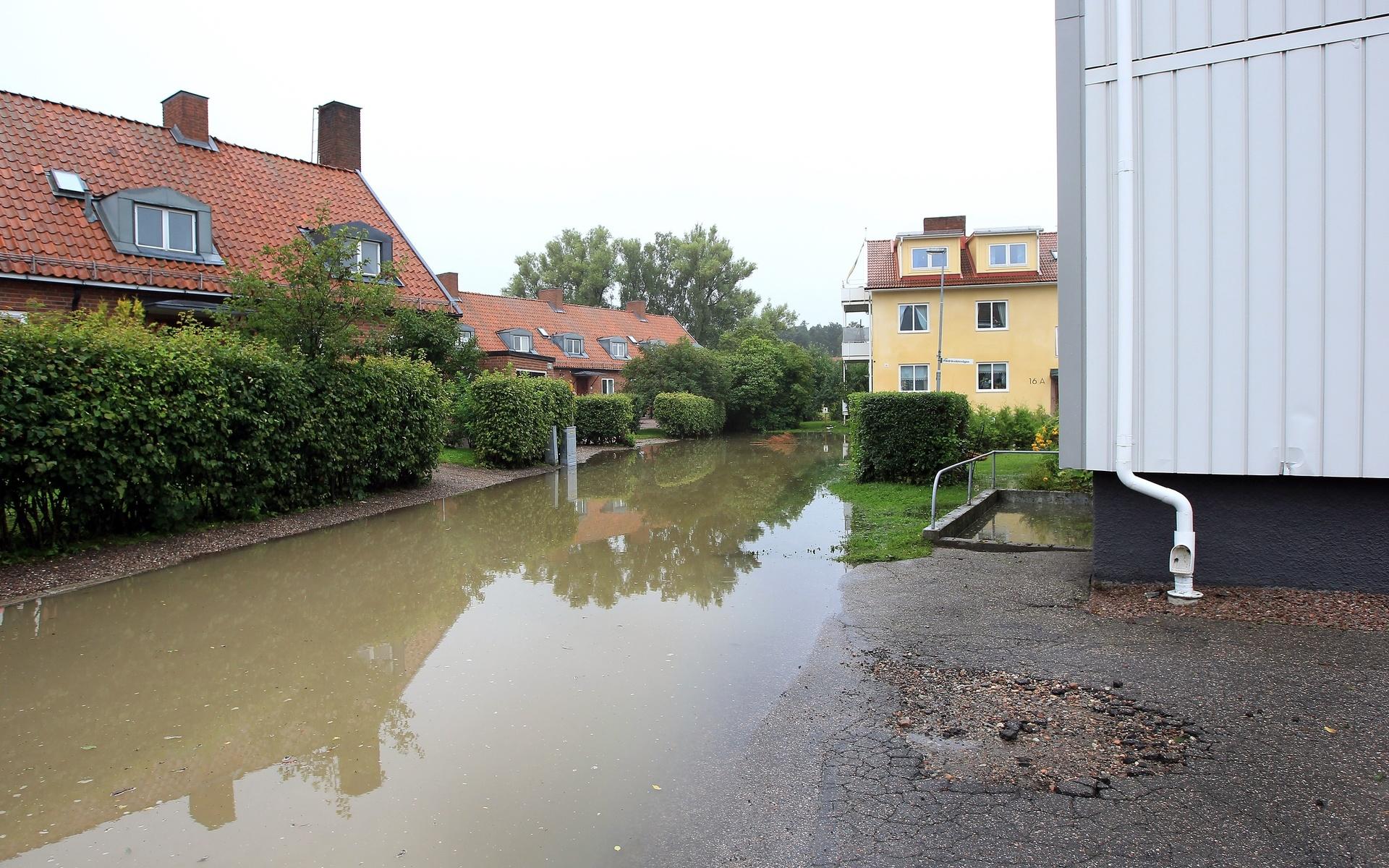 Översvämning på Majorsgatan i Gävle efter intensivt regnande.