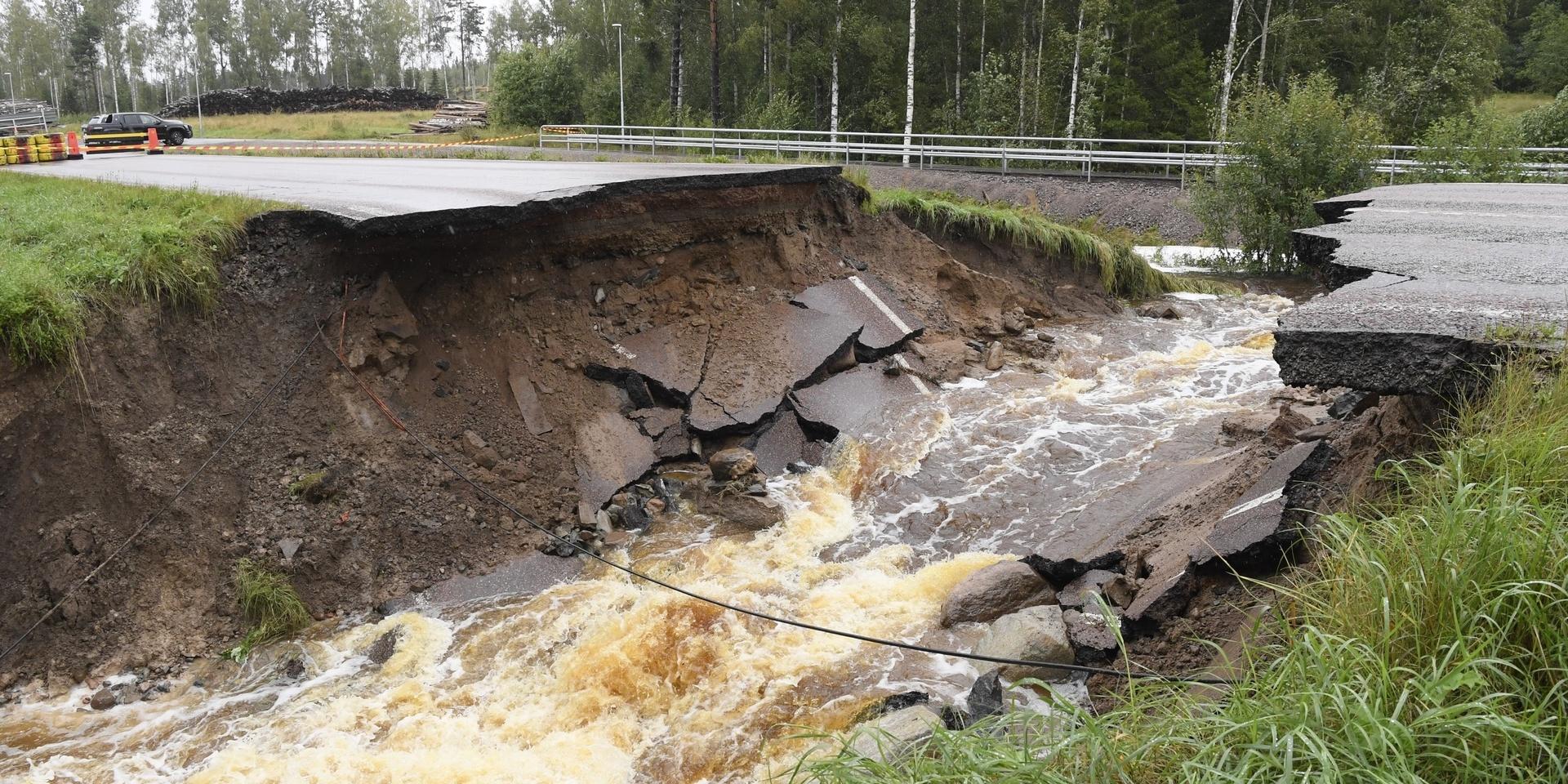 En del av en bilväg rasade under onsdagsmorgonen mellan Borlänge och Smedjebacken, i närheten av Romme Alpin. 
