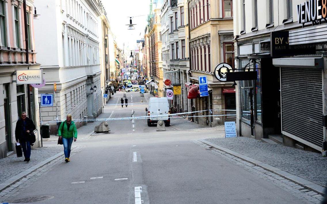 Dagen efter attentatet i centrala Stockholm var området kring mordplatserna fortsatt avstängt för teknisk undersökning. FOTO: Stefan Berg