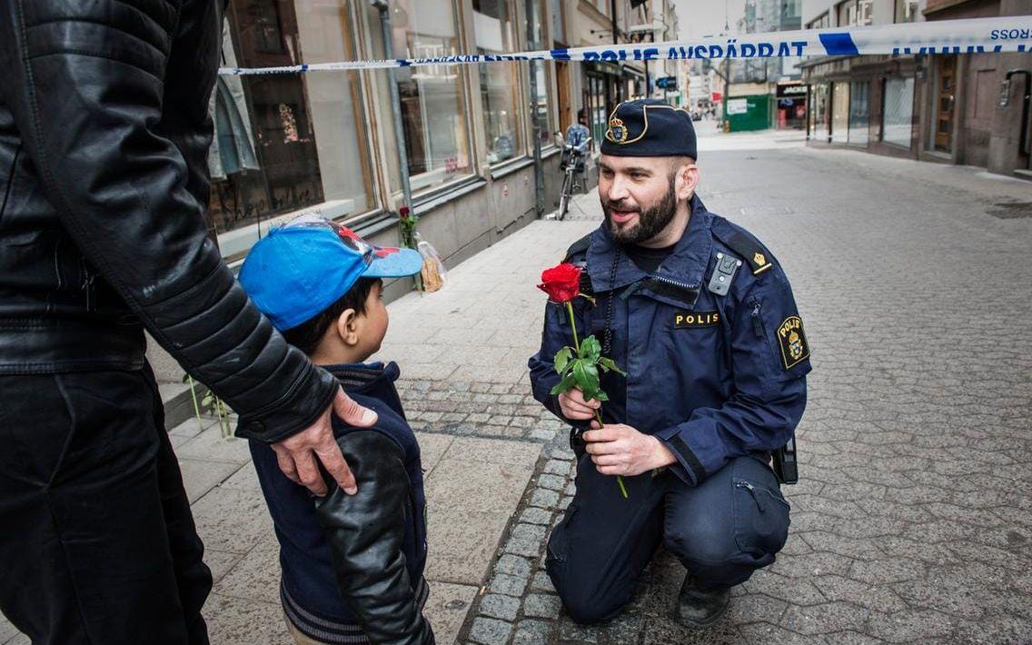 Polisen blir överröst med kärlek. Foto: TT