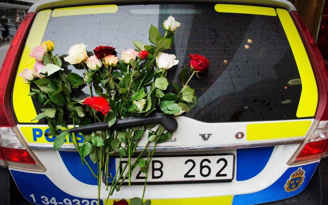 Polisen blir överröst med kärlek. Foto: TT