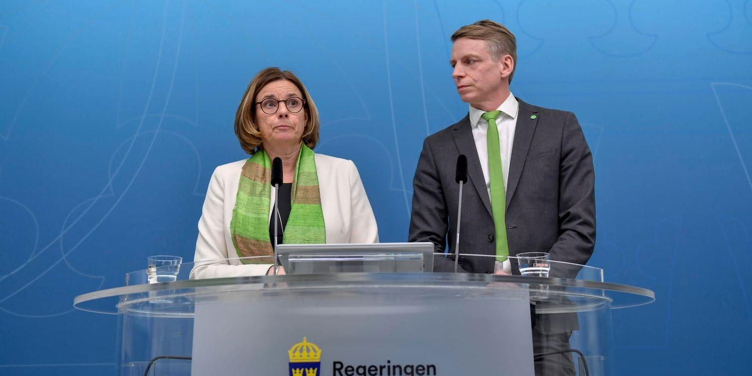 Miljö- och klimatminister Isabella Lövin (MP) och finansmarknads- och bostadsminister Per Bolund (MP) presenterar regeringens satsningar på klimat och miljö i vårändringsbudgeten.