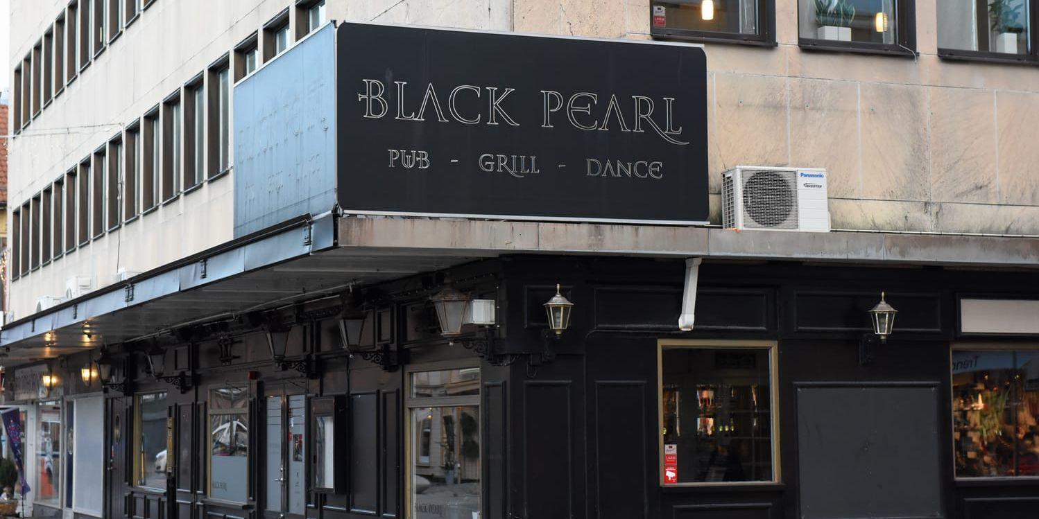 Stängt. Krogen Black Pearl i centrala Varberg har varit stängd sedan i början av november. Anledningen är miljonskulder och ett indraget alkoholtillstånd.