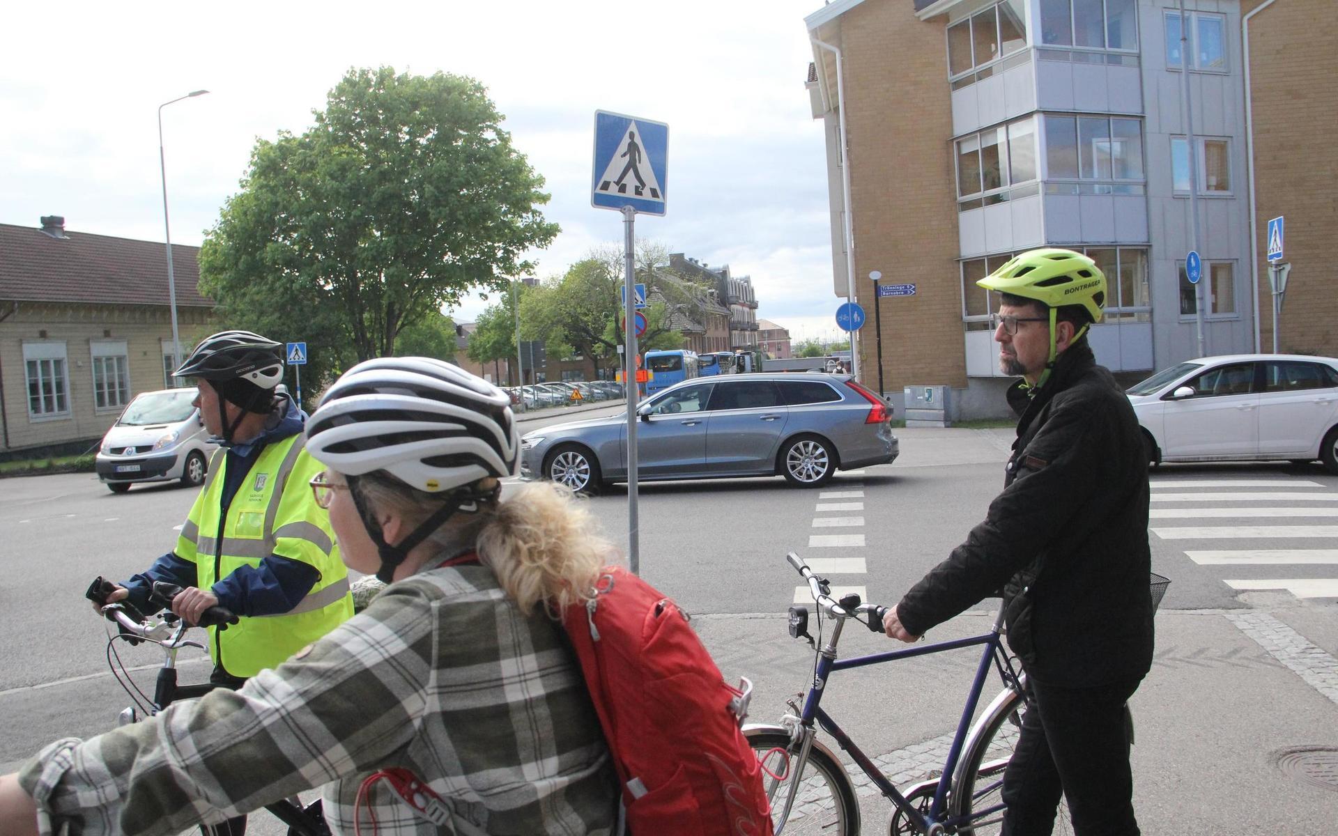 Där Östra Långgatan möter Magasinsgatan känns skylten som ett hinder för cyklister som har järnvägsstationen som mål.