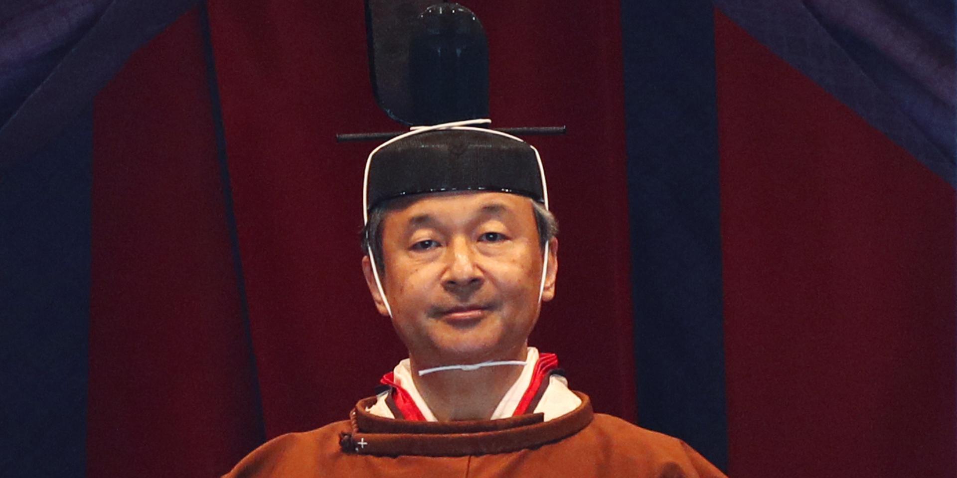 Kejsar Naruhito i traditionell klädsel vid kröningsceremonin.