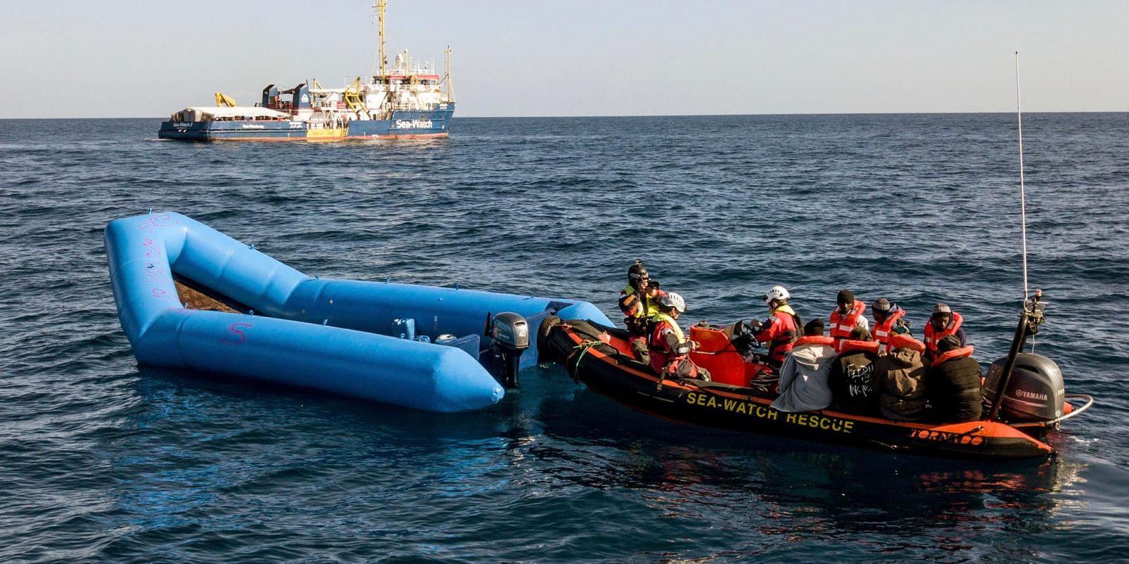 En gummibåt med migranter i Medelhavet i januari. Arkivbild.