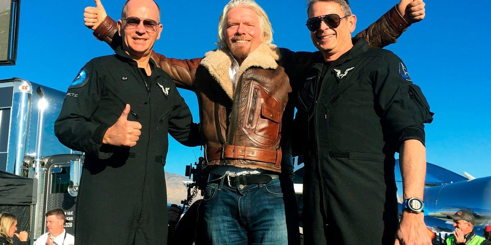 Richard Branson firar ett lyckat rymdtest med sina piloter RickSturckow och Mark Stucky i december i fjol.