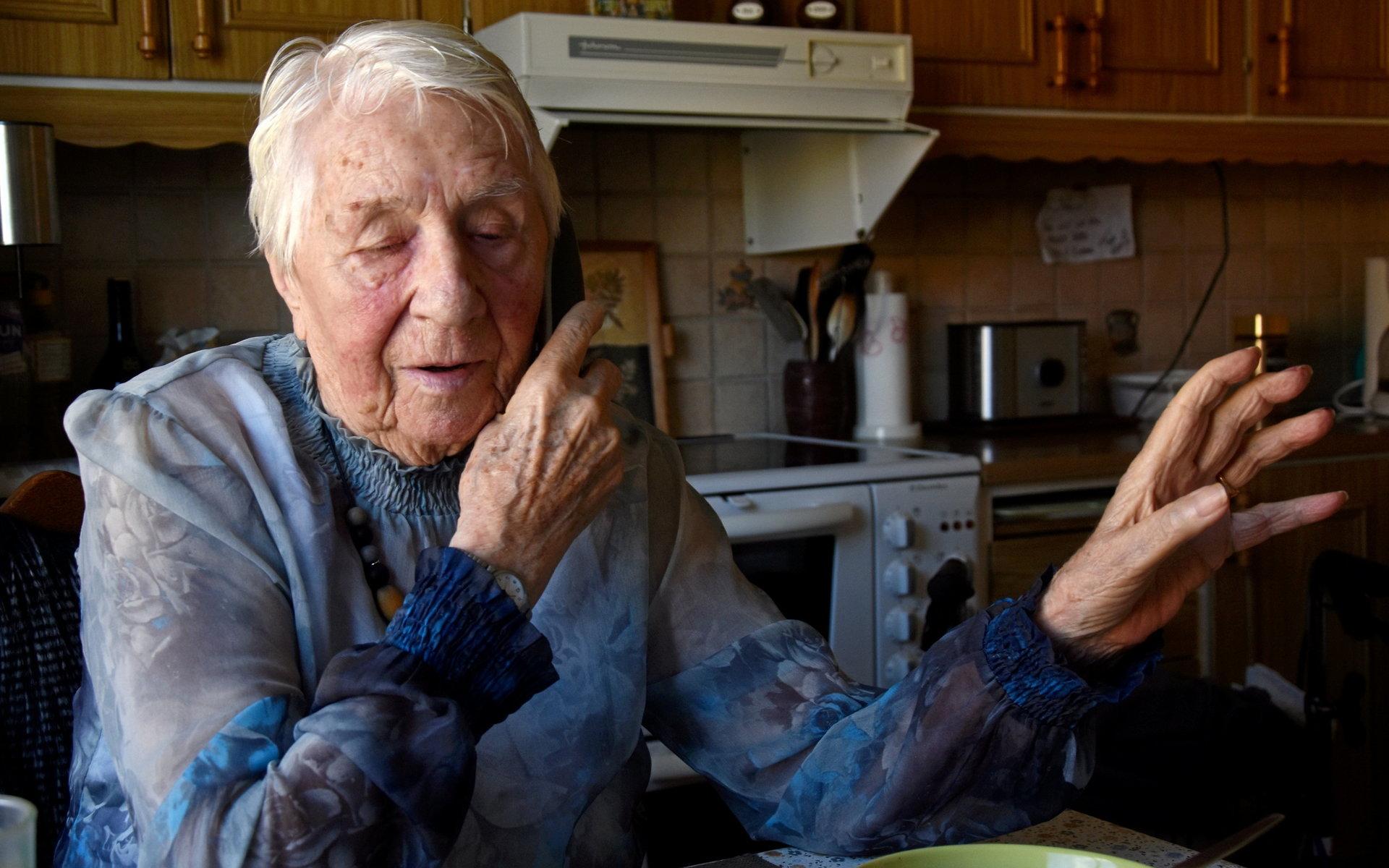 Mitt under intervjun ringer en bekant och grattar henne – samma dag HN träffade henne var det hennes 94:e födelsedag.